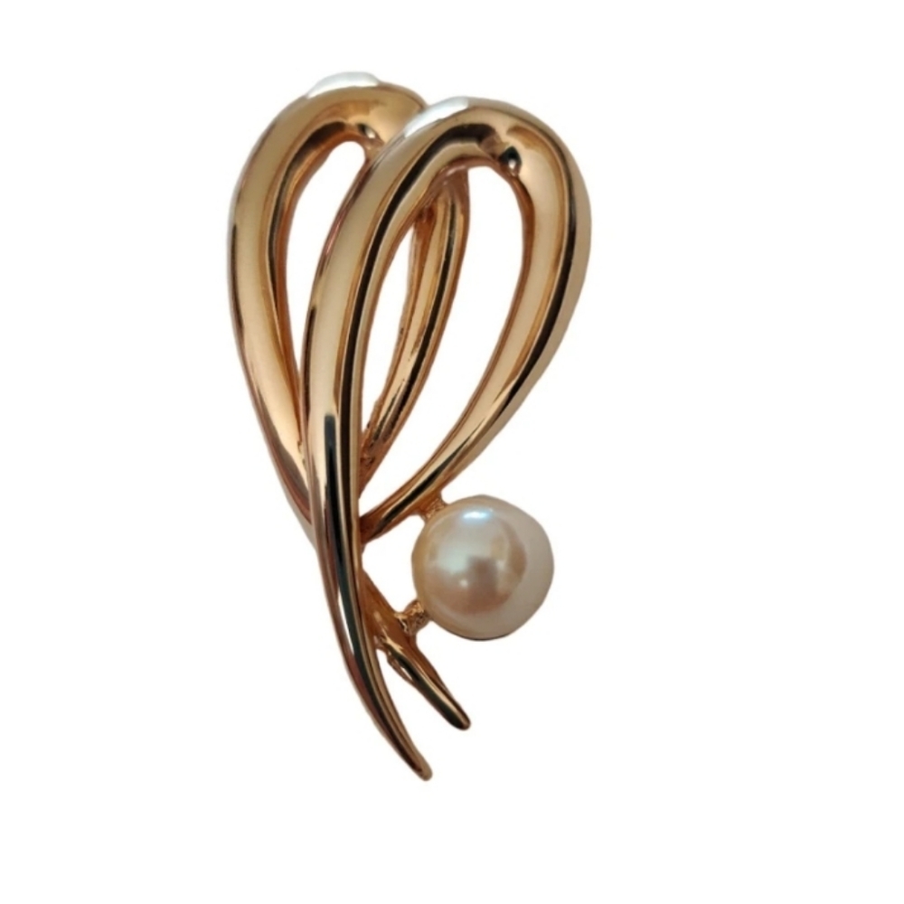 Vintage Signed Richelieu heart brooch